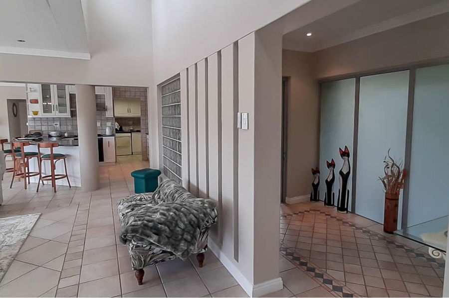 5 Bedroom Property for Sale in Kingfisher Creek Western Cape